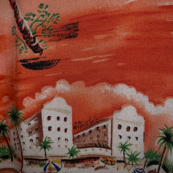 Beautiful Hawaiian Button-up Shirt Floral Pattern - Picture 3 of 3